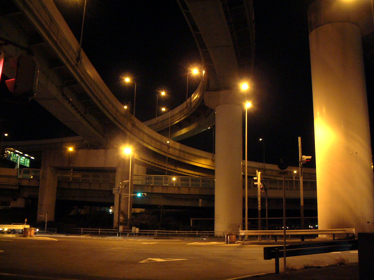 深夜の高速道路橋脚
