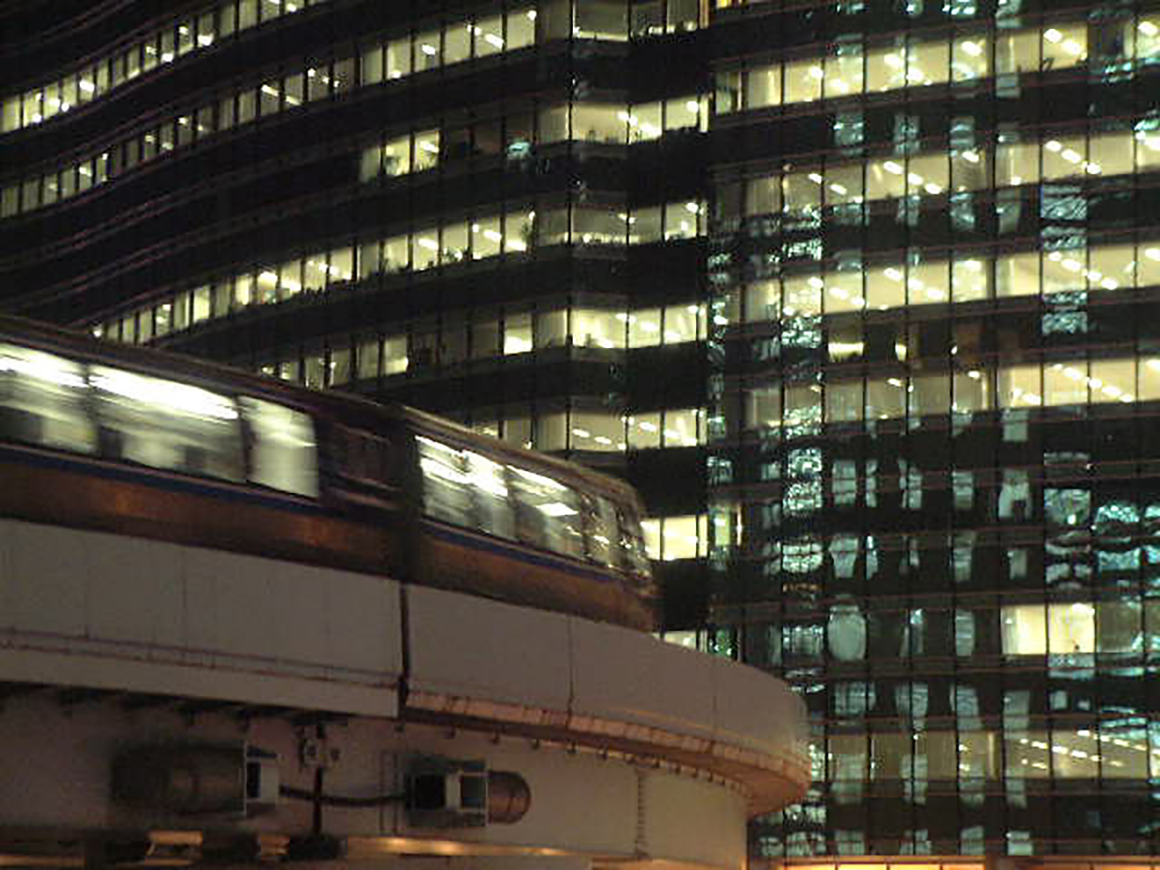 ゆりかもめの走る汐留の夜景